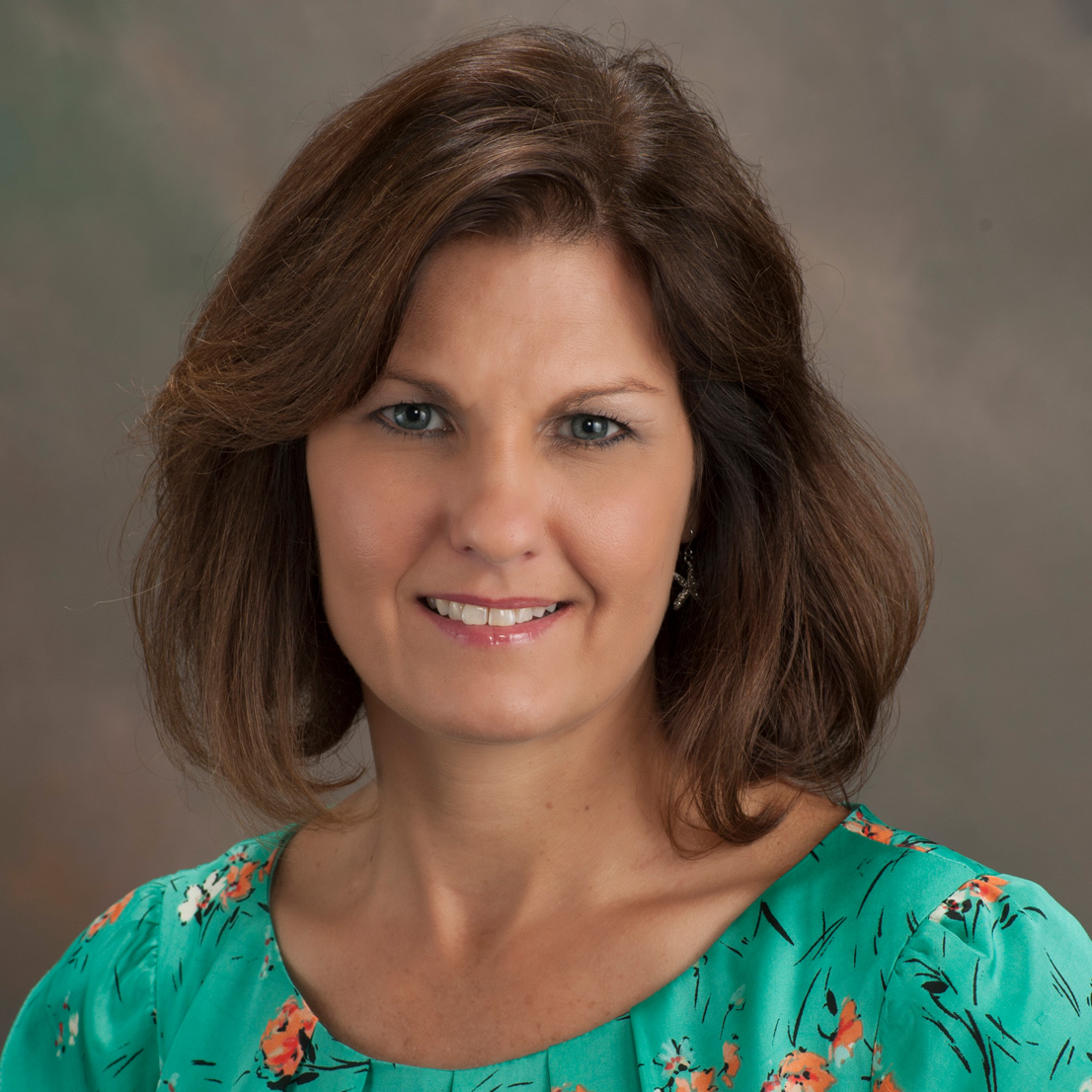 Headshot of Donna Andrews